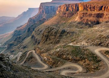 A rodovia na África do Sul sobe a 2.876 metros de altitude; com 9 km de cascalho e curvas extremas, a rota exige tração 4x4 dos motoristas