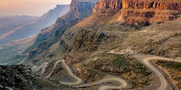 A rodovia na África do Sul sobe a 2.876 metros de altitude; com 9 km de cascalho e curvas extremas, a rota exige tração 4x4 dos motoristas