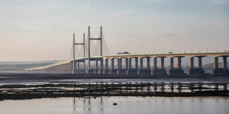 Com um vão de 988 metros e inaugurada em 1966, a estrutura sobre o Rio Severn tornou-se o principal elo entre a Inglaterra e o País de Gales