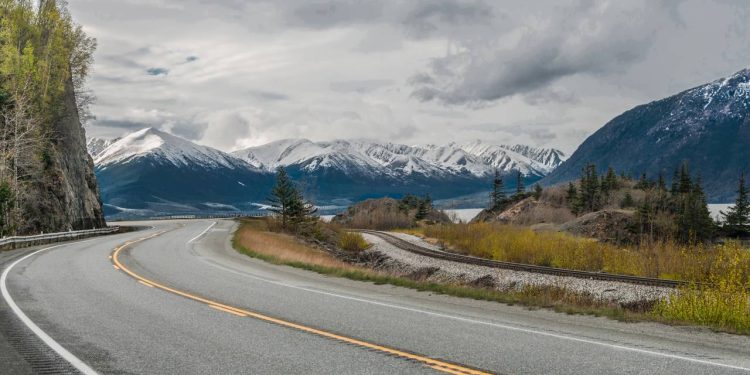 Rodovia no Alasca ganha fama por suas baías, pois seus 204 km de extensão unem Anchorage a Seward entre glaciares e o mar de cor azul intenso