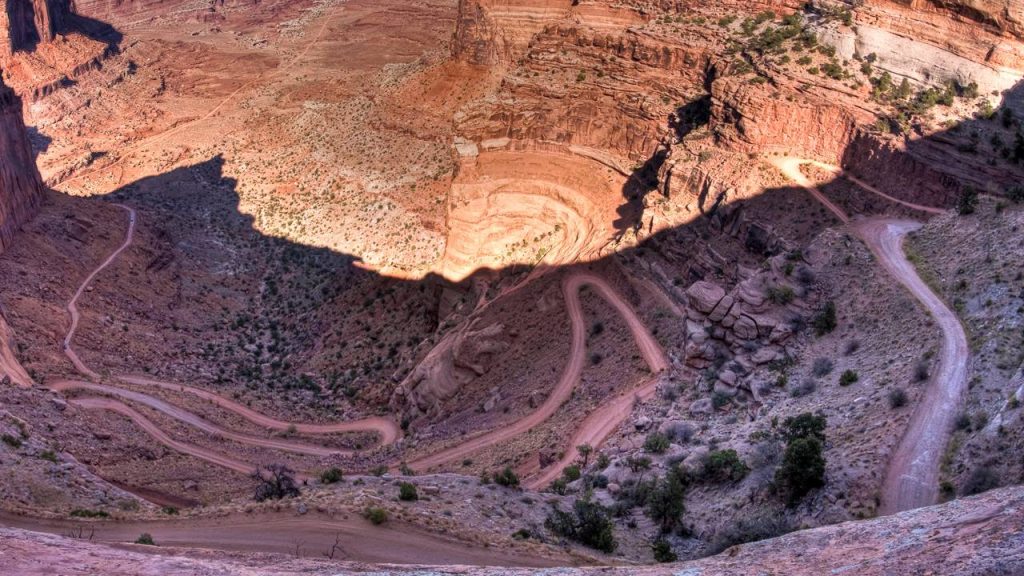 Estrada de terra em Utah ganha fama por seus zigue-zagues, pois o trajeto de 30 km desce o Canyonlands entre paredões de rocha de 450 metros