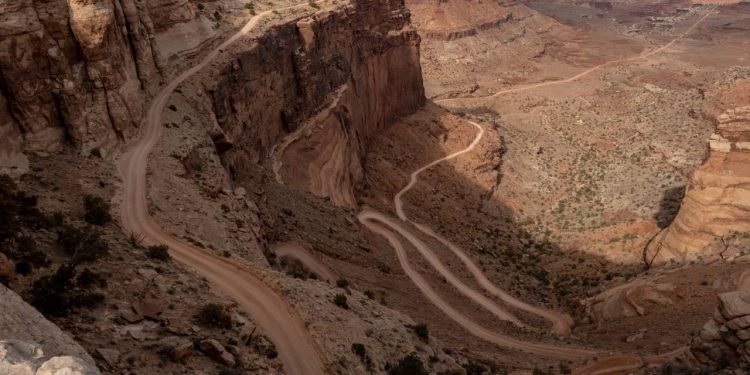 Estrada de terra em Utah ganha fama por seus zigue-zagues, pois o trajeto de 30 km desce o Canyonlands entre paredões de rocha de 450 metros