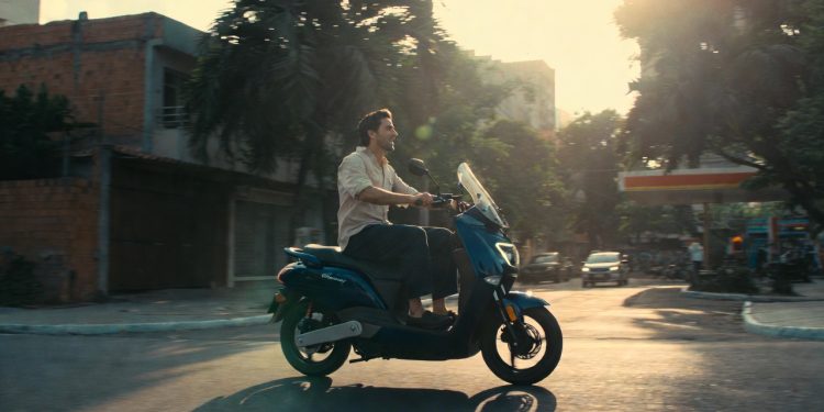 Fugir dos postos de gasolina virou uma tarefa formidável com esta scooter elétrica que custa menos de R$ 10 mil