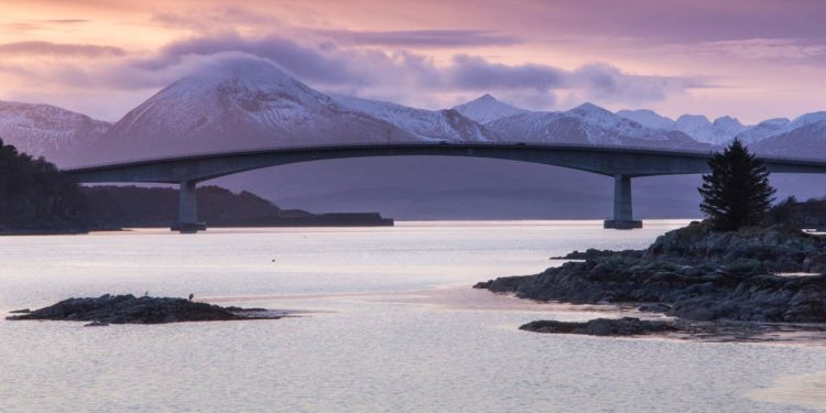 Com 250 metros de vão livre sobre o oceano, a estrutura de 1995 tornou-se o principal elo entre a Ilha de Skye e o território continental da Escócia