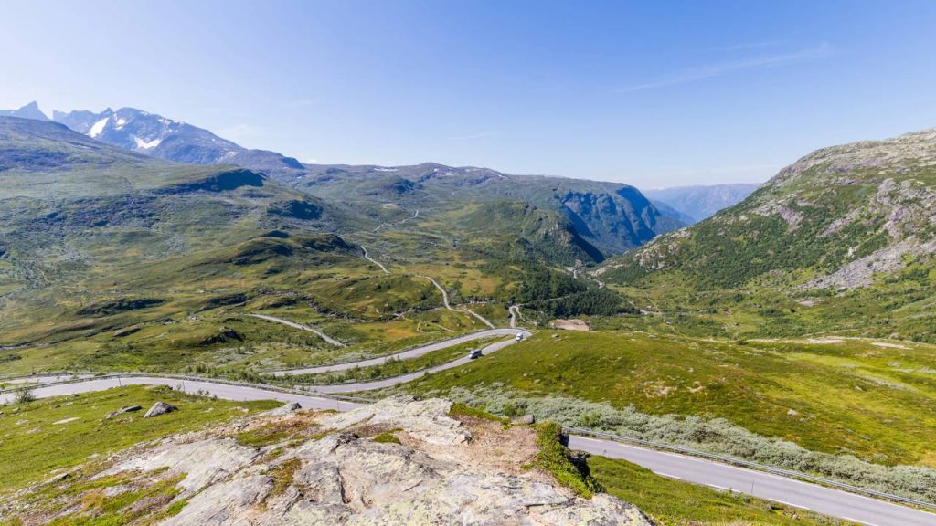Rodovia na Noruega possui 108 km de extensão; atingindo 1.434 m de altitude, a Sognefjellsvegen é a passagem de montanha mais alta do norte europeu