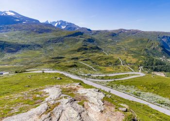 Rodovia na Noruega possui 108 km de extensão; atingindo 1.434 m de altitude, a Sognefjellsvegen é a passagem de montanha mais alta do norte europeu