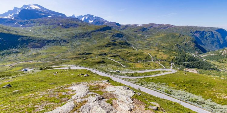 Rodovia na Noruega possui 108 km de extensão; atingindo 1.434 m de altitude, a Sognefjellsvegen é a passagem de montanha mais alta do norte europeu