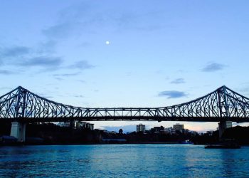 Com 1.072 metros de extensão e estrutura de aço de 1940, a Story Bridge tornou-se o maior ícone da engenharia e do horizonte de Brisbane