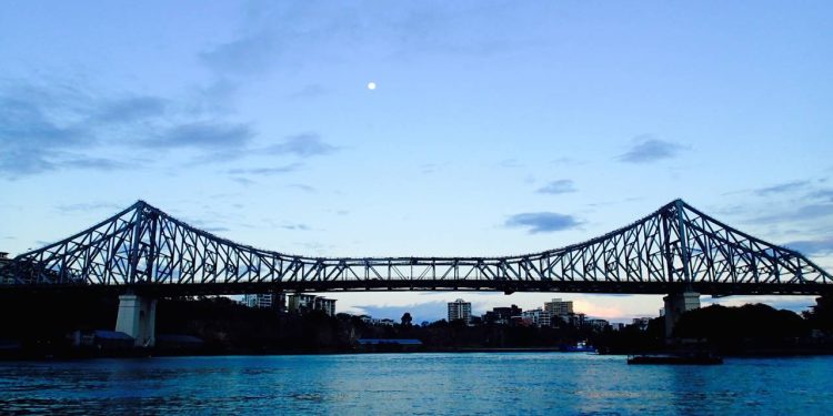 Com 1.072 metros de extensão e estrutura de aço de 1940, a Story Bridge tornou-se o maior ícone da engenharia e do horizonte de Brisbane