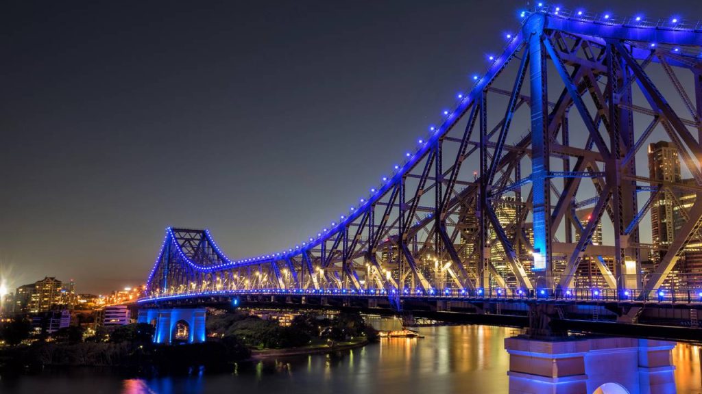Com 1.072 metros de extensão e estrutura de aço de 1940, a Story Bridge tornou-se o maior ícone da engenharia e do horizonte de Brisbane