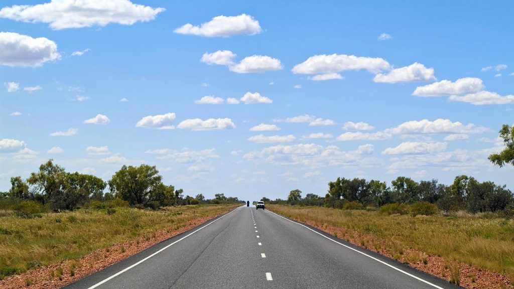 Com 2.720 km de extensão pelo coração desértico australiano, a rodovia Stuart Highway é a rota norte-sul mais vital para o transporte do país
