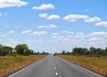 Com 2.720 km de extensão pelo coração desértico australiano, a rodovia Stuart Highway é a rota norte-sul mais vital para o transporte do país