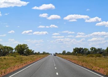 Com 2.720 km de extensão pelo coração desértico australiano, a rodovia Stuart Highway é a rota norte-sul mais vital para o transporte do país