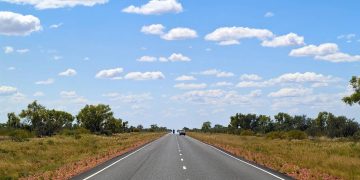 Com 2.720 km de extensão pelo coração desértico australiano, a rodovia Stuart Highway é a rota norte-sul mais vital para o transporte do país