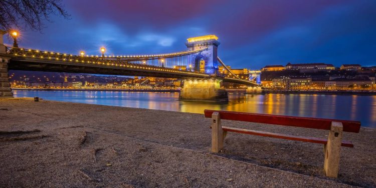 Com seus 375 metros de extensão e torres de pedra de 1849, a ponte sobre o rio Danúbio tornou-se o maior símbolo da união entre Buda e Peste
