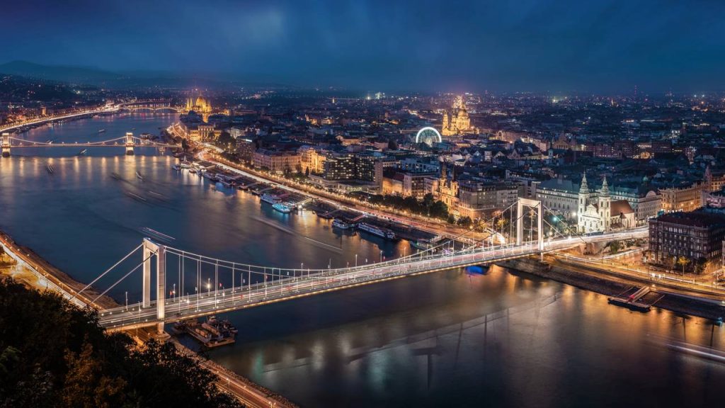 Com seus 375 metros de extensão e torres de pedra de 1849, a ponte sobre o rio Danúbio tornou-se o maior símbolo da união entre Buda e Peste