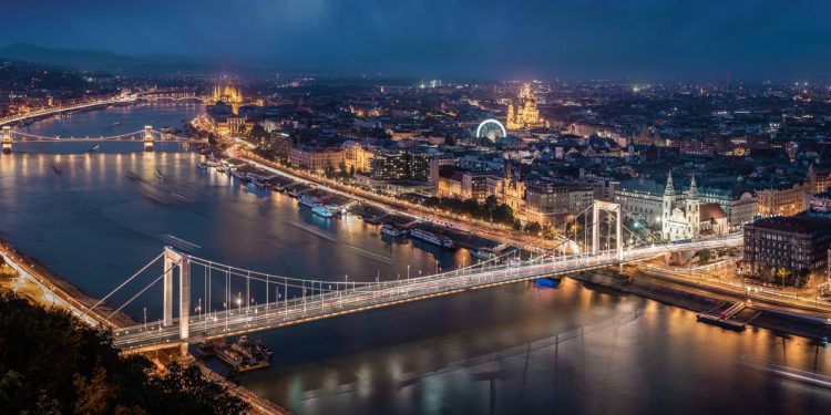Com seus 375 metros de extensão e inaugurada em 1849, a estrutura suspensa de ferro destaca-se como o maior monumento sobre o rio Danúbio