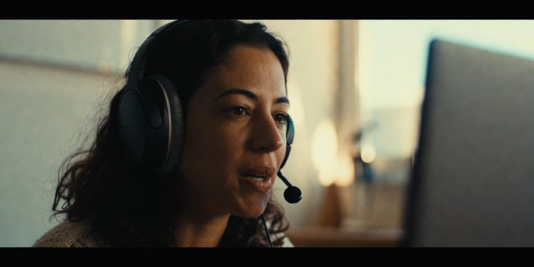 Profissional brasileiro trabalhando em regime de home office para empresa estrangeira no computador