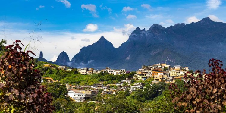 Cidade fundada há 134 anos preserva a história da família imperial e encanta com seu clima serrano, em território fluminense
