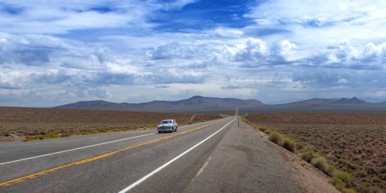 Rodovia nos EUA ganha fama por ser a mais solitária, pois seus trechos no deserto de Nevada cruzam montanhas e vales sem sinal de vida por quilômetros