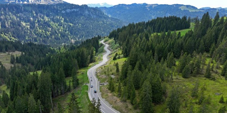 Estrada na Alemanha ganha fama por sua inclinação de 16%, pois o trajeto de 1.407 metros de altitude é a passagem asfáltica mais alta do país