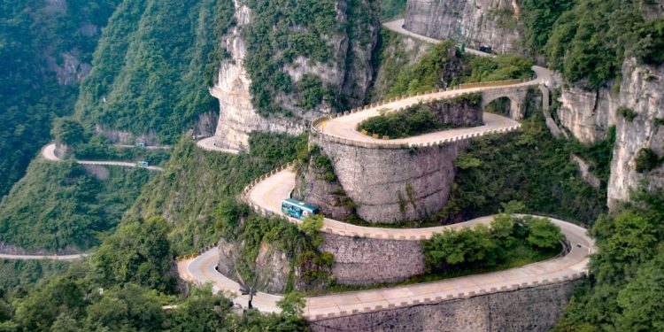 Estrada na China ganha fama por suas 99 curvas, pois o trajeto sobe 1.100 metros até o topo da montanha Tianmen, sendo uma das mais sinuosas do mundo