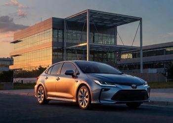 O sedã japonês usado que custa preço de hatch zero km e oferece luxo de categoria superior
