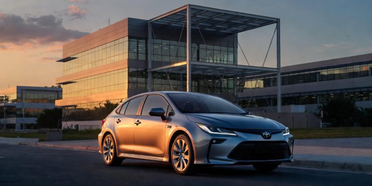 O sedã japonês usado que custa preço de hatch zero km e oferece luxo de categoria superior