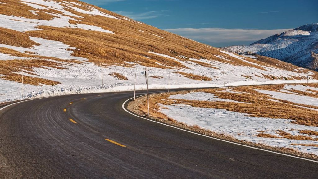 Com 3.713 metros de altura, a rodovia no Colorado surge como a estrada pavimentada contínua mais alta dos EUA e um recorde de engenharia