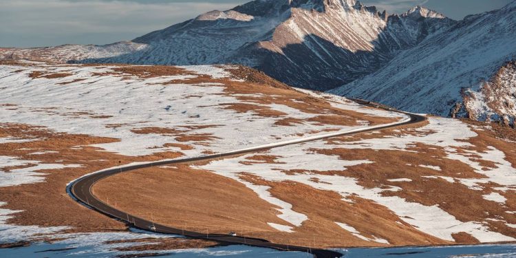 Com 3.713 metros de altura, a rodovia no Colorado surge como a estrada pavimentada contínua mais alta dos EUA e um recorde de engenharia