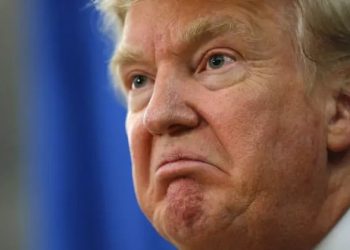 Justiça dos EUA determina que governo devolva com juros o valor das tarifas impostas por Trump