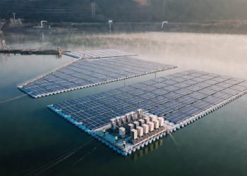 Painéis solares flutuantes sobre a água geram energia limpa e evitam a evaporação de reservatórios