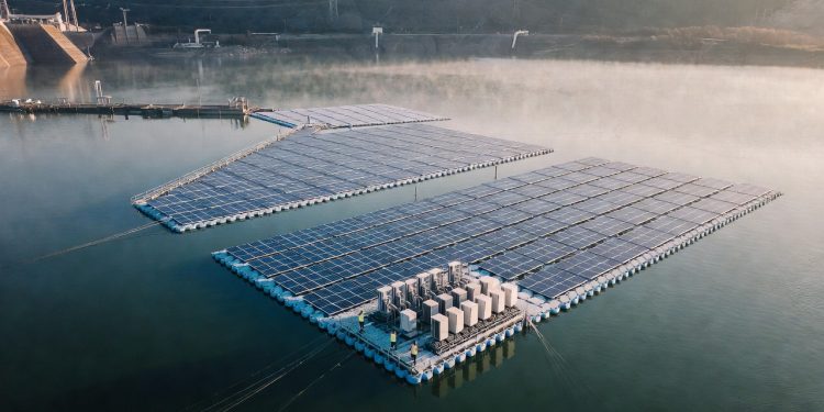 Painéis solares flutuantes sobre a água geram energia limpa e evitam a evaporação de reservatórios