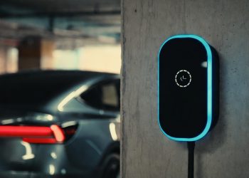 Projetista de eletropostos fatura alto com a explosão de carregadores em prédios de luxo no Brasil