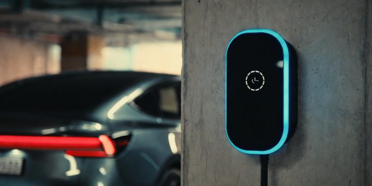 Projetista de eletropostos fatura alto com a explosão de carregadores em prédios de luxo no Brasil