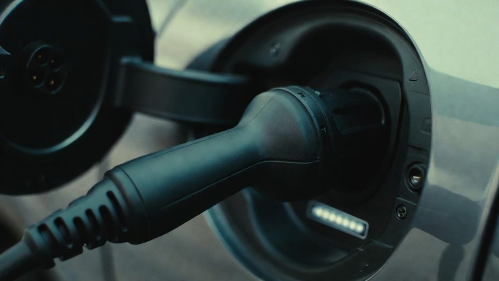 Projetista de eletropostos fatura alto com a explosão de carregadores em prédios de luxo no Brasil