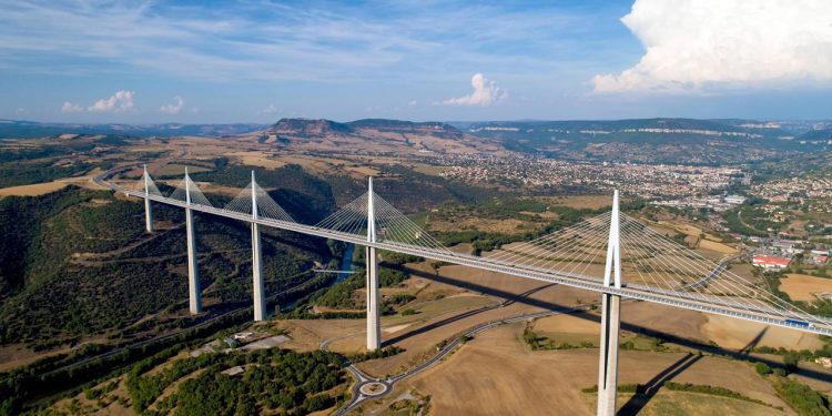 Viaduto de Millau - Créditos: depositphotos.com / altitudedrone