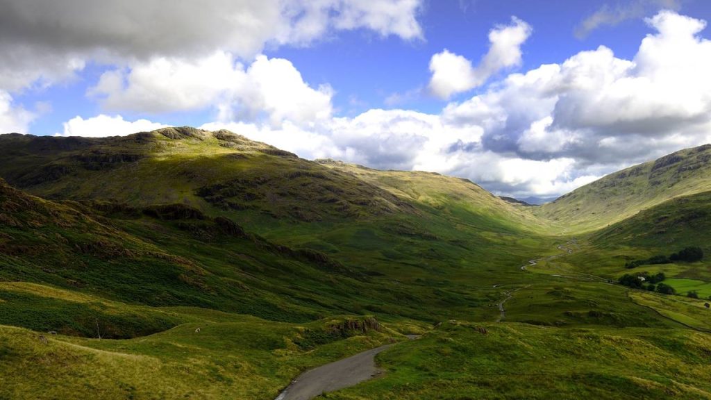 Estrada na Inglaterra ganha fama por sua inclinação de 33%, pois o trajeto de 4 km no Lake District exige habilidade para vencer rampas e curvas estreitas