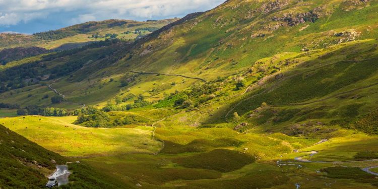 Estrada na Inglaterra ganha fama por sua inclinação de 33%, pois o trajeto de 4 km no Lake District exige habilidade para vencer rampas e curvas estreitas