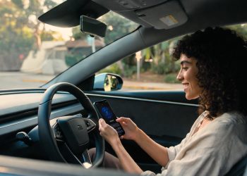 Carro de famosa marca de celulares chega ao Brasil com tecnologia que estaciona sozinho
