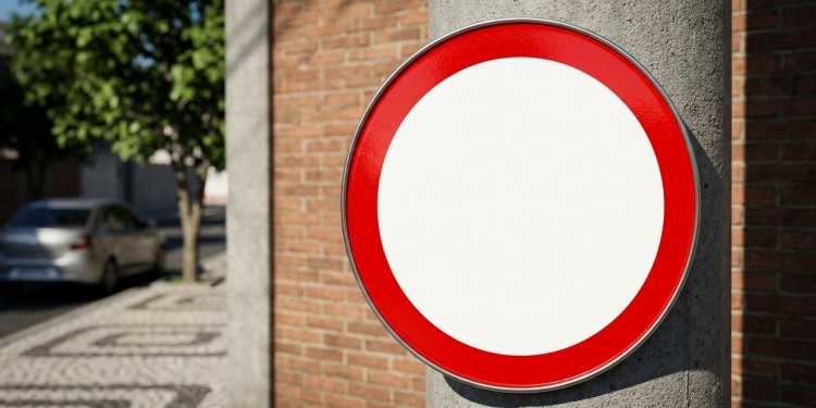 Placa de trânsito misteriosa com círculo vermelho e fundo branco.