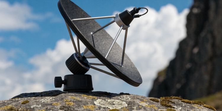 A antena parabólica compacta e portátil que virou a ferramenta obrigatória para trabalhadores de plataformas de petróleo terem internet de alta velocidade no oceano