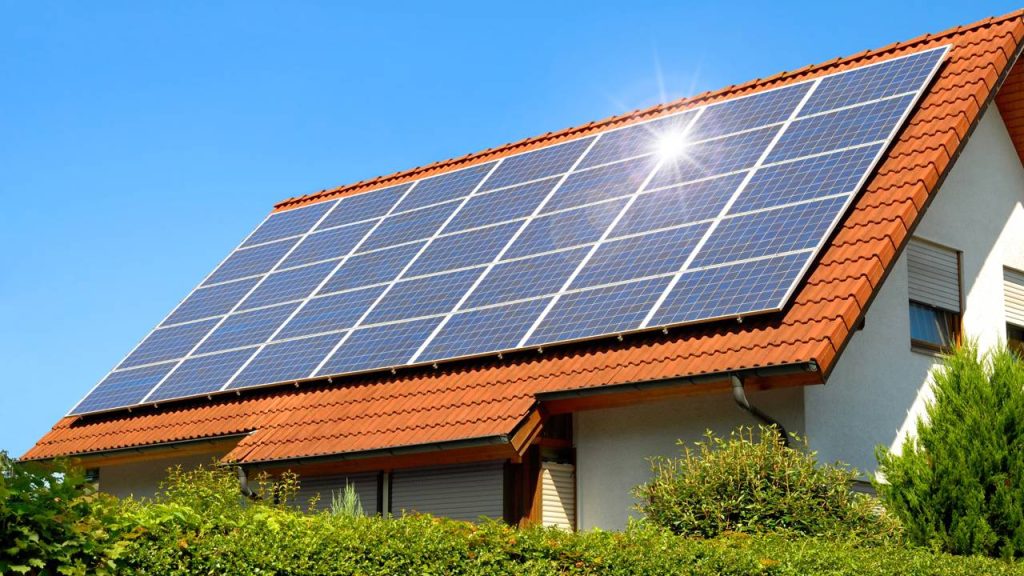 Painel solar em teto de casa - Créditos: depositphotos.com / Smileus