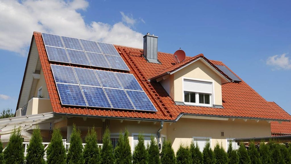 Energia fotovoltaica no teto da casa - Créditos: depositphotos.com / manfredxy
