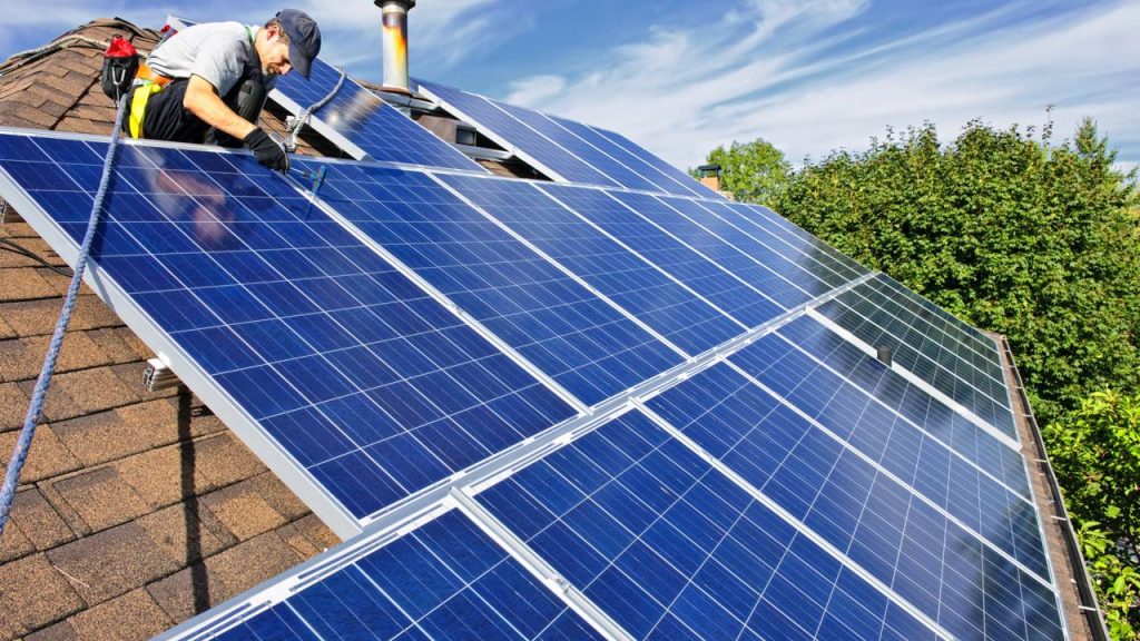 Instalar energia fotovoltaica no teto da casa - Créditos: depositphotos.com / elenathewise