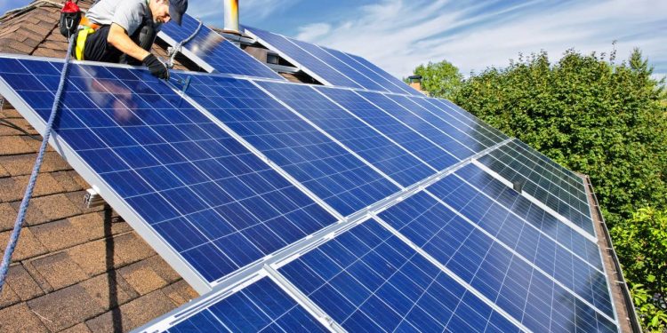 Instalar energia fotovoltaica no teto da casa - Créditos: depositphotos.com / elenathewise