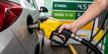 Alta do petróleo impacta combustíveis no Brasil, mas Petrobras espera para agir