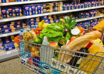 Consumidores estão mais confiantes após dois meses de queda, mostra FGV