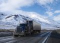 A Dalton Highway percorre 666 km majoritariamente de cascalho no Alasca; com temperaturas extremas, ela é a rota de carga mais isolada do Círculo Polar