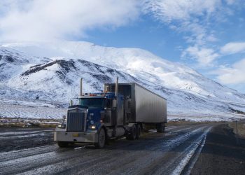 A Dalton Highway percorre 666 km majoritariamente de cascalho no Alasca; com temperaturas extremas, ela é a rota de carga mais isolada do Círculo Polar
